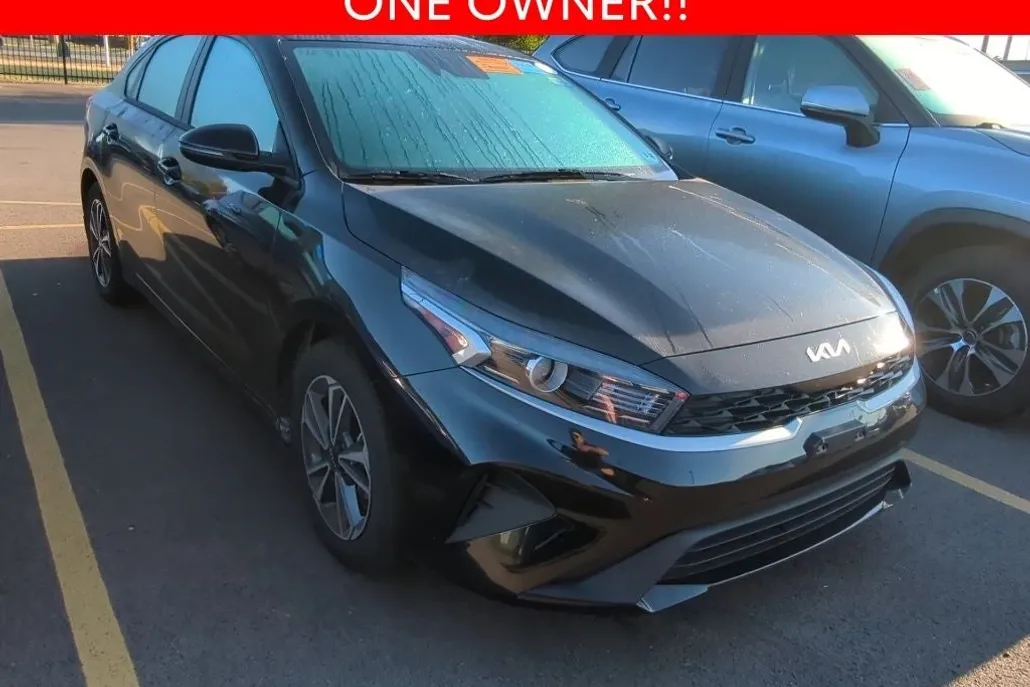 2023 Kia Forte LXS photo 1