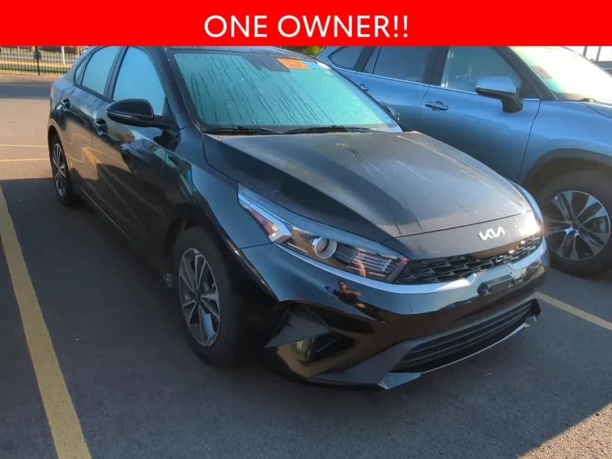 2023 Kia Forte LXS photo 1
