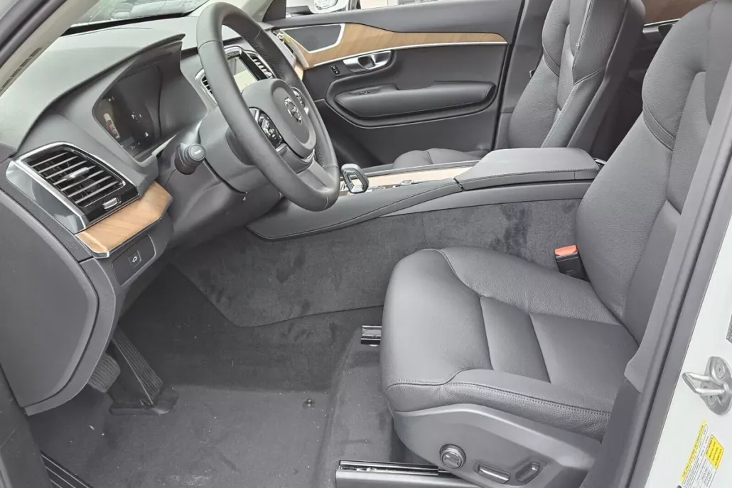 2025 Volvo XC90 Plus photo 1