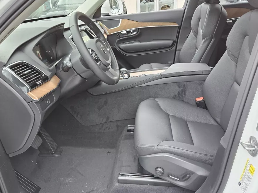 2025 Volvo XC90 Plus photo 1