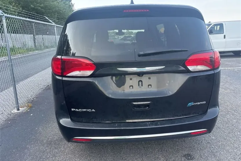 2017 Chrysler Pacifica Hybrid Touring Plus photo 1