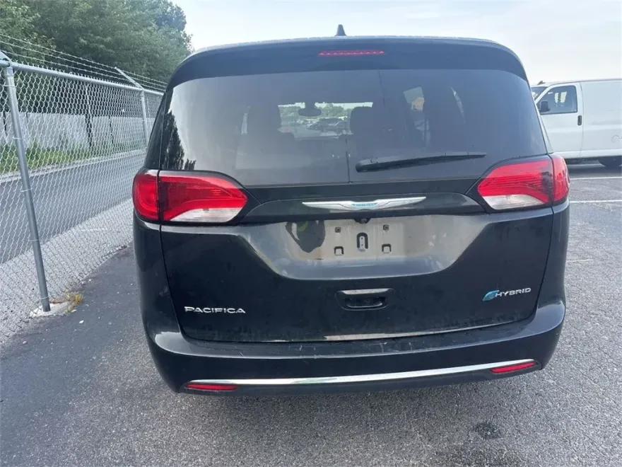 2017 Chrysler Pacifica Hybrid Touring Plus photo 1