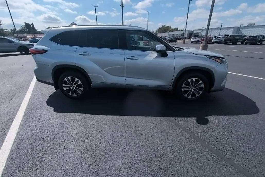2022 Toyota Highlander XLE photo 1