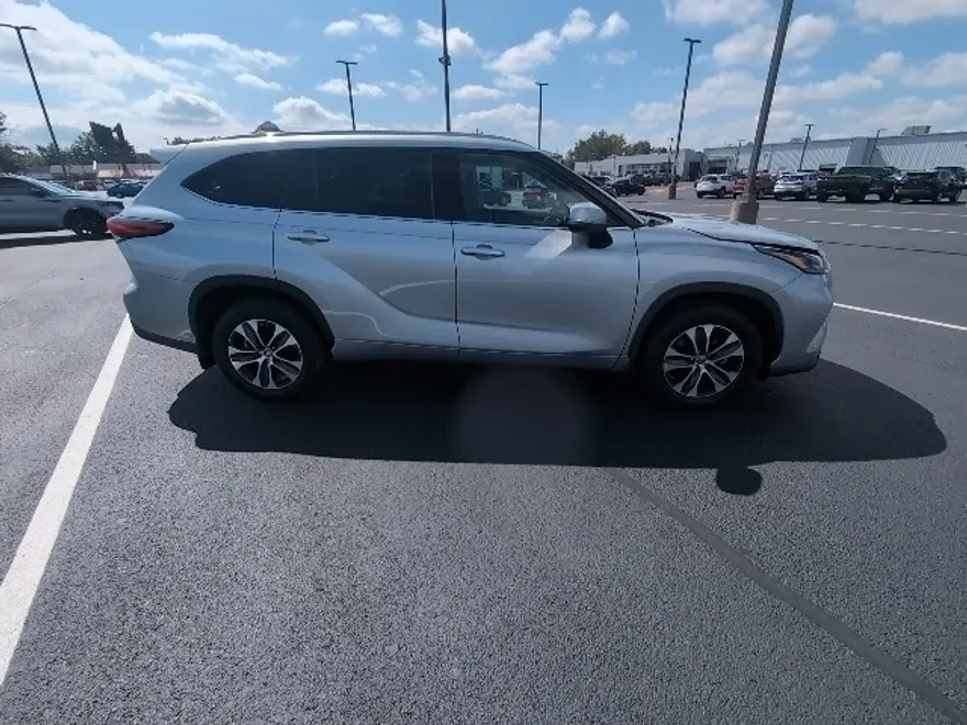 2022 Toyota Highlander XLE photo 1