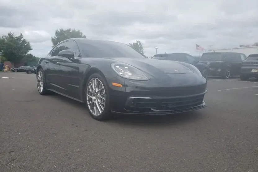 2018 Porsche Panamera 4 photo 1
