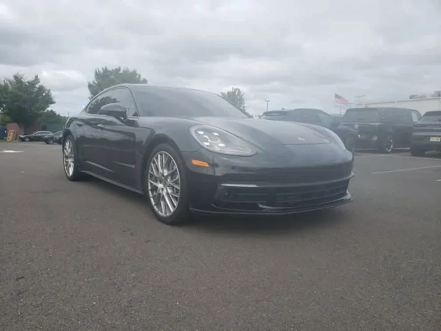 2018 Porsche Panamera 4 photo 1