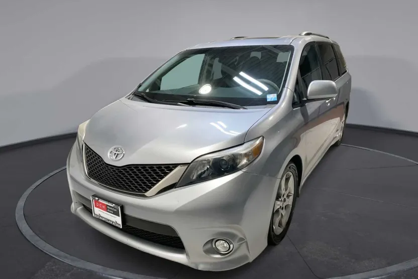 2011 Toyota Sienna SE photo 1