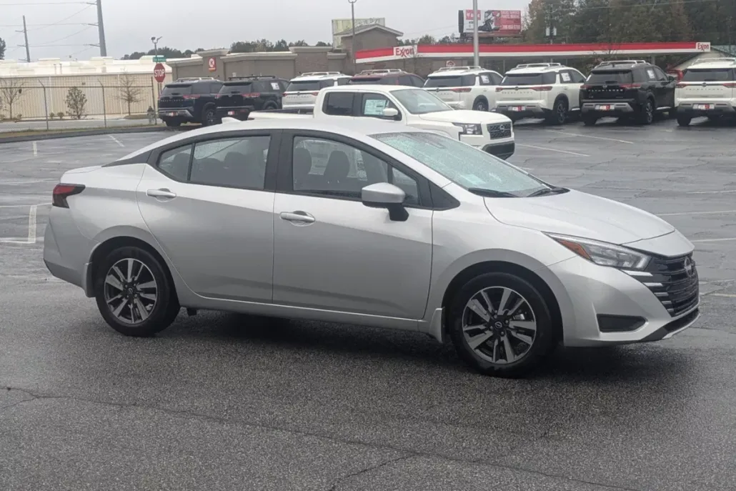 2025 Nissan Versa 1.6 SV photo 1