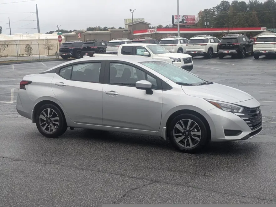 2025 Nissan Versa 1.6 SV photo 1