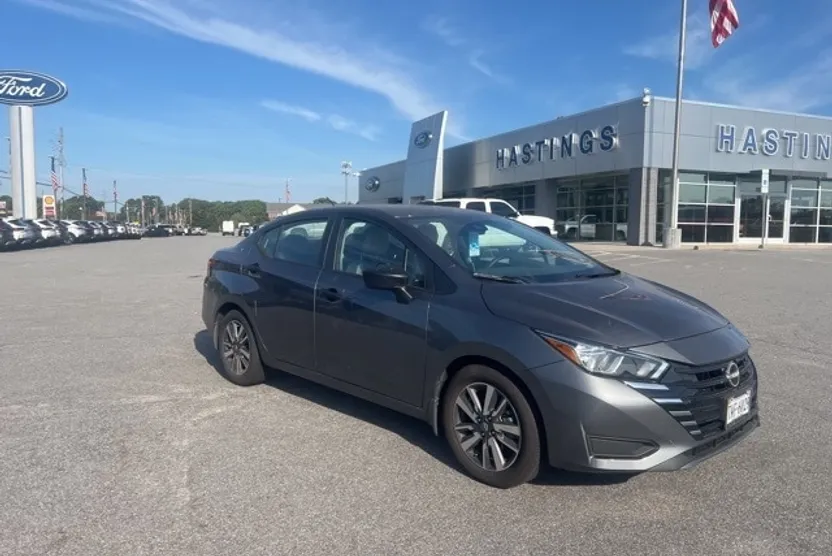2024 Nissan Versa 1.6 S photo 1