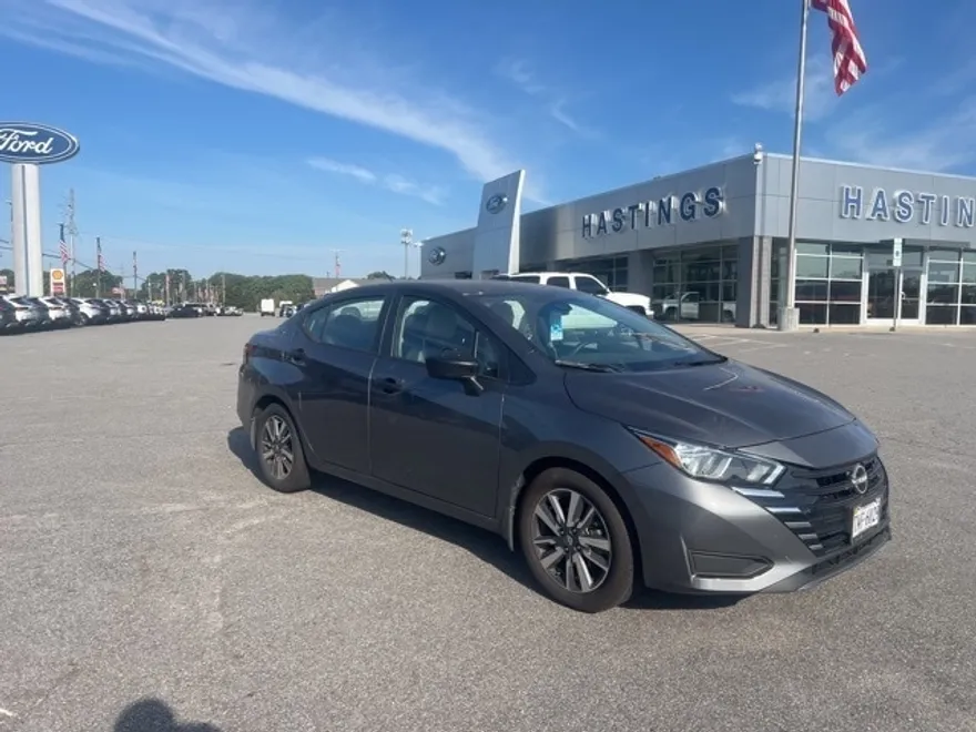 2024 Nissan Versa 1.6 S photo 1