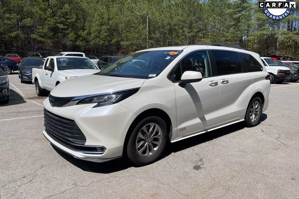 2021 Toyota Sienna XLE photo 1