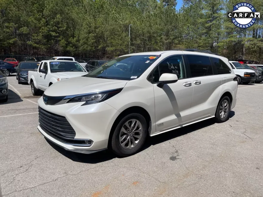 2021 Toyota Sienna XLE photo 1