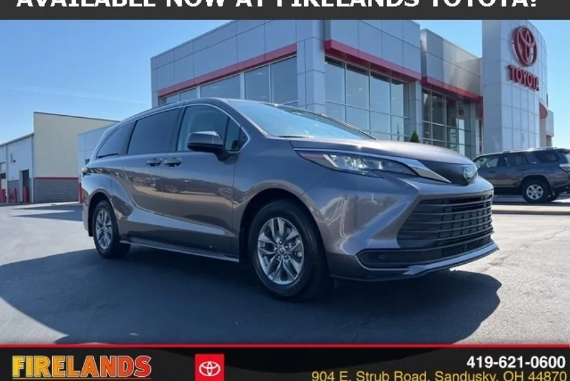 2022 Toyota Sienna LE photo 1