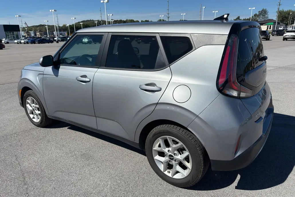 2024 Kia Soul LX photo 1