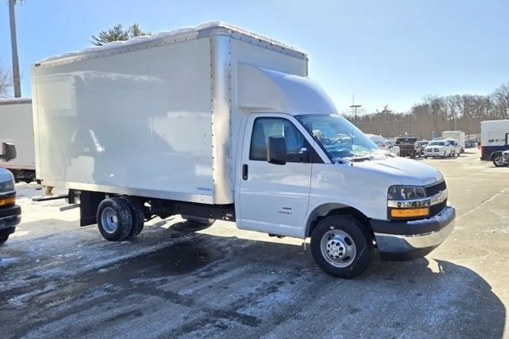 2024 Chevrolet Express Cutaway photo 1