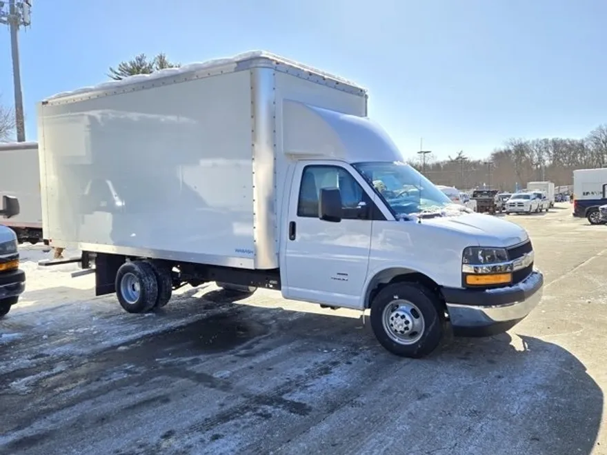 2024 Chevrolet Express Cutaway photo 1