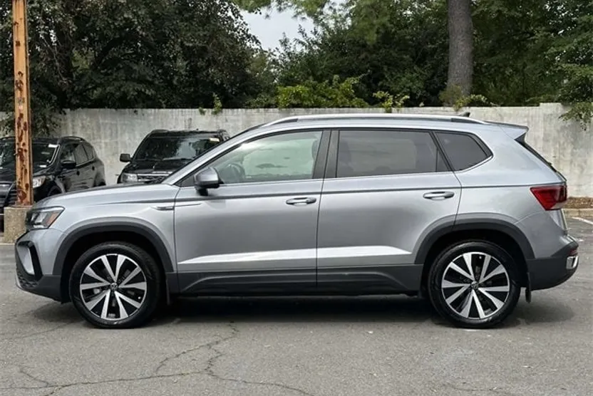 2023 Volkswagen Taos SE photo 1