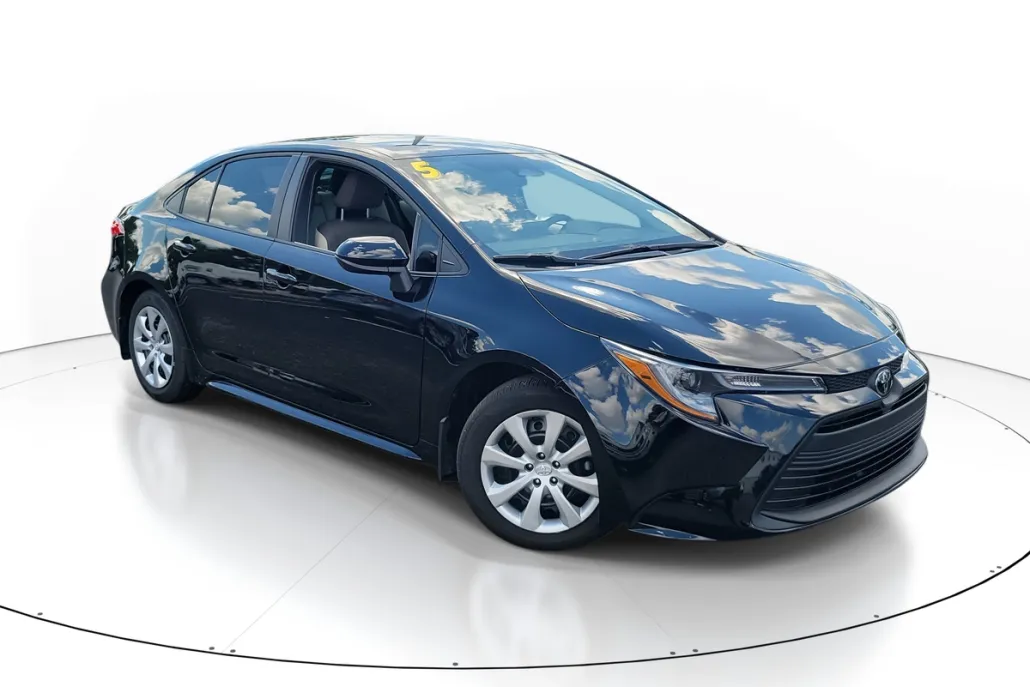 2025 Toyota Corolla LE photo 1