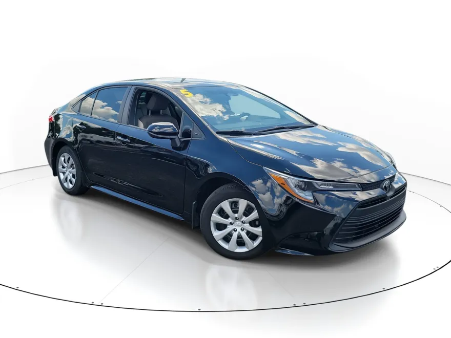 2025 Toyota Corolla LE photo 1