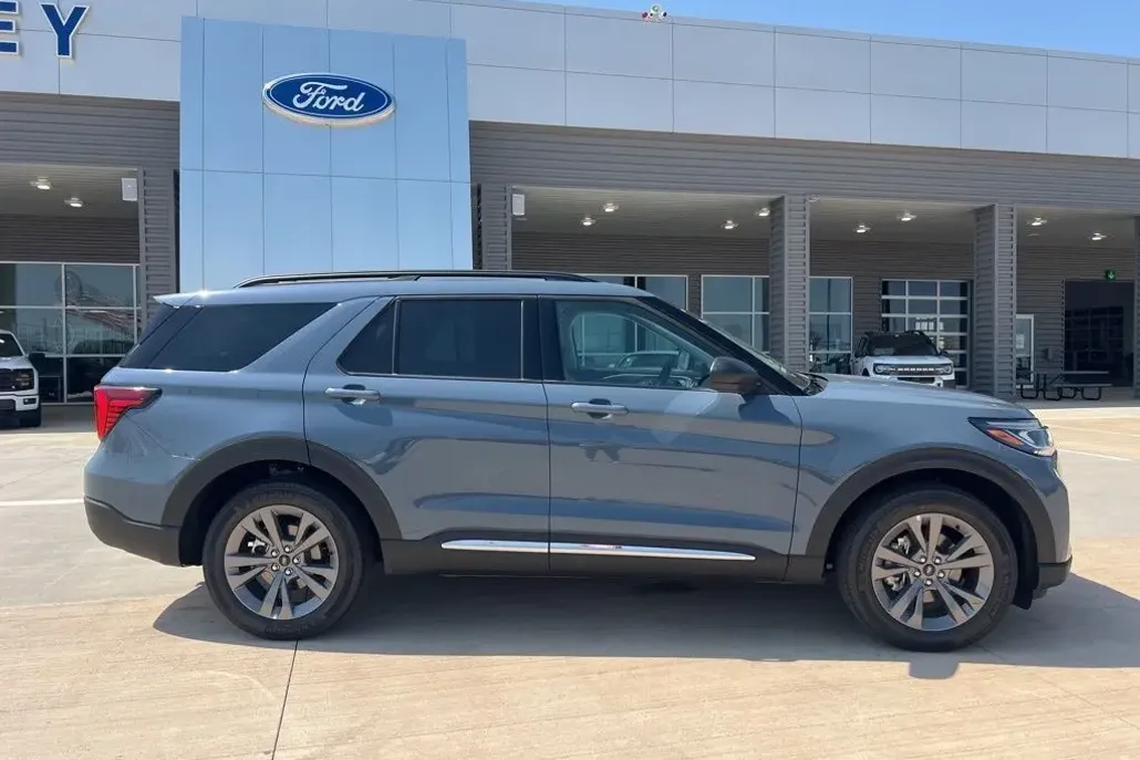 2025 Ford Explorer photo 1