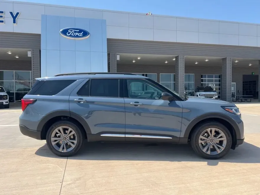 2025 Ford Explorer photo 1