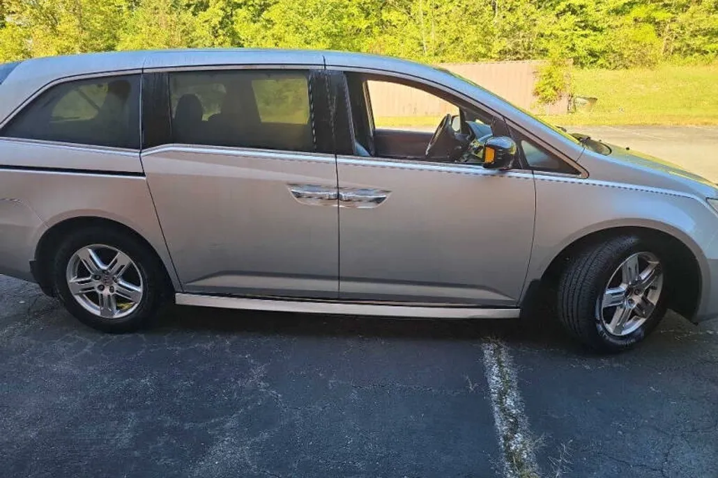 2012 Honda Odyssey Touring photo 1
