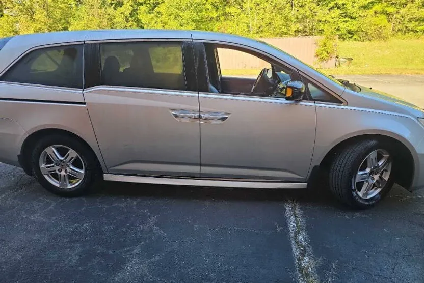 2012 Honda Odyssey Touring photo 1
