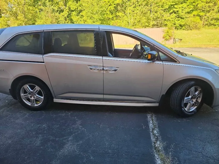 2012 Honda Odyssey Touring photo 1
