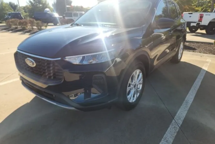 2019 Ford Escape SEL photo 1