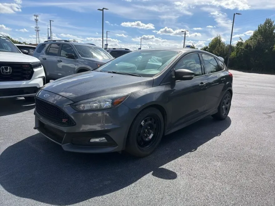 2017 Ford Focus ST photo 1