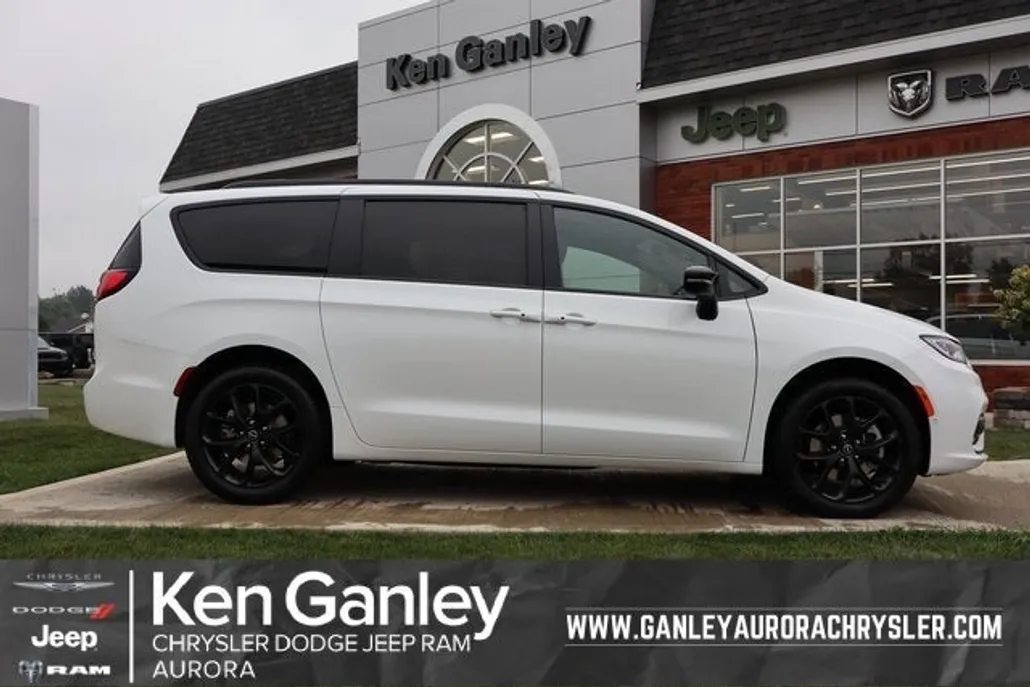 2026 Chrysler Pacifica Limited photo 1