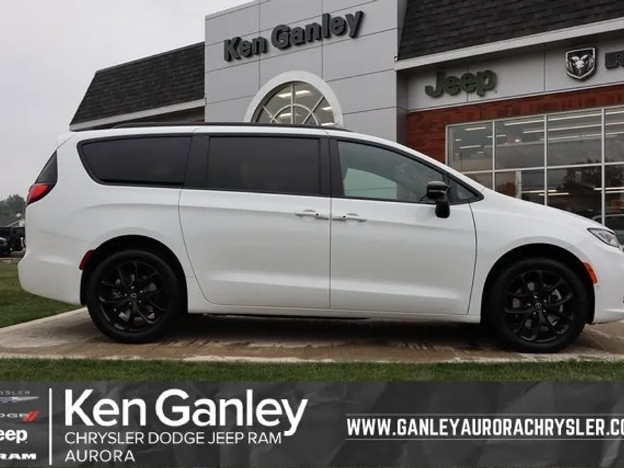 2026 Chrysler Pacifica Limited photo 1