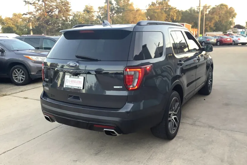2017 Ford Explorer Sport photo 1