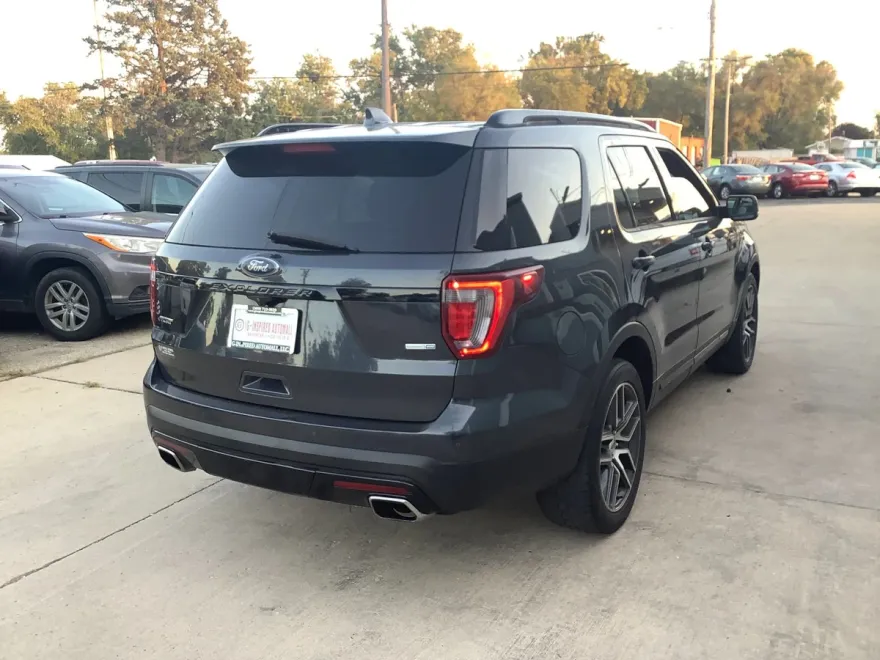 2017 Ford Explorer Sport photo 1