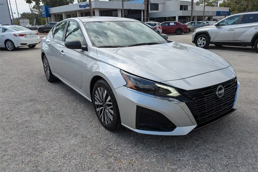 2024 Nissan Altima 2.5 SV photo 1