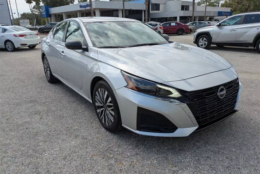 2024 Nissan Altima 2.5 SV photo 1