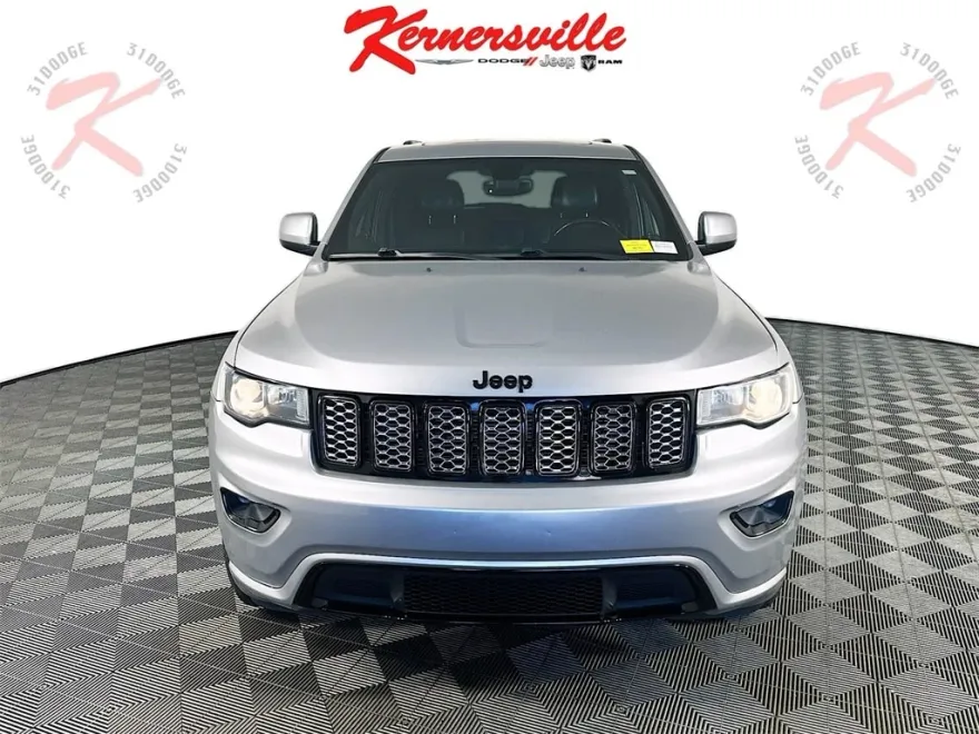 2017 Jeep Grand Cherokee Laredo photo 1