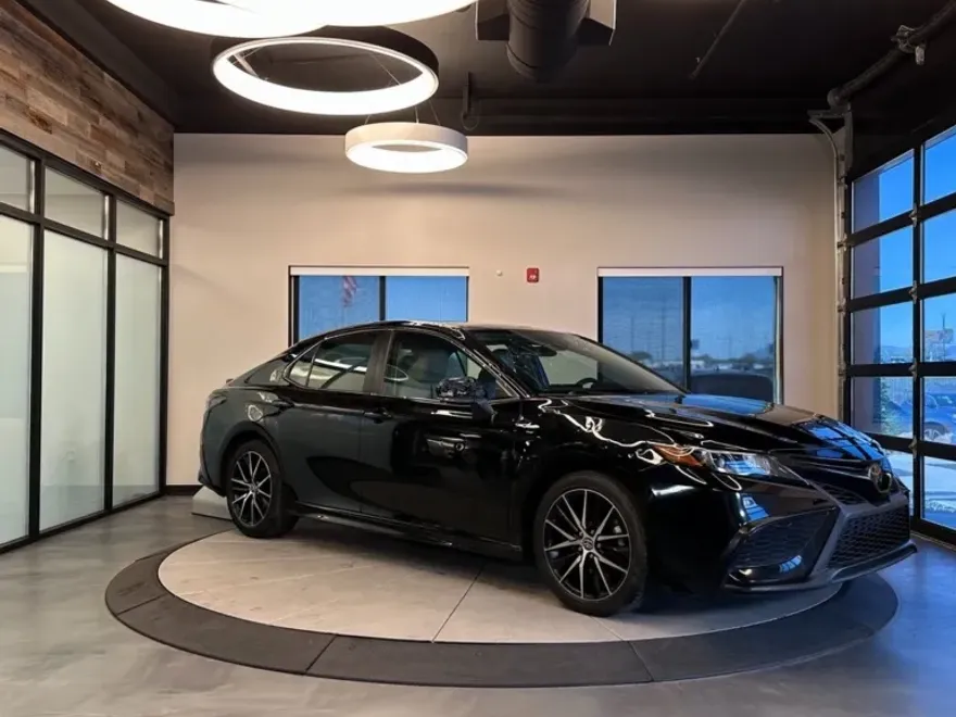 2022 Toyota Camry SE photo 1