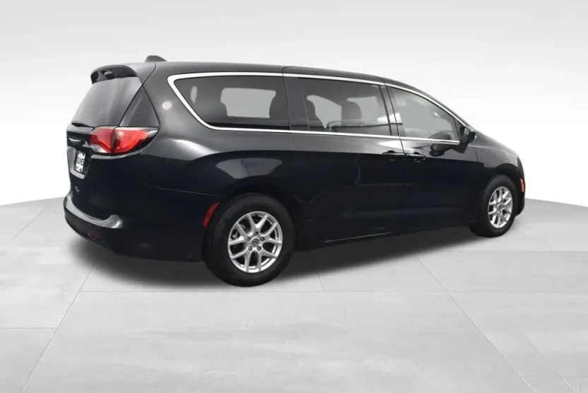 2023 Chrysler Voyager LX photo 1