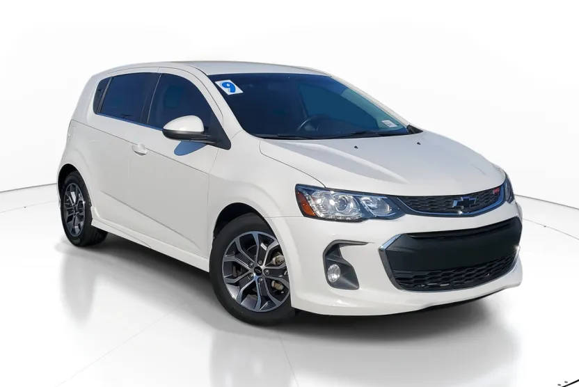 2019 Chevrolet Sonic LT photo 1