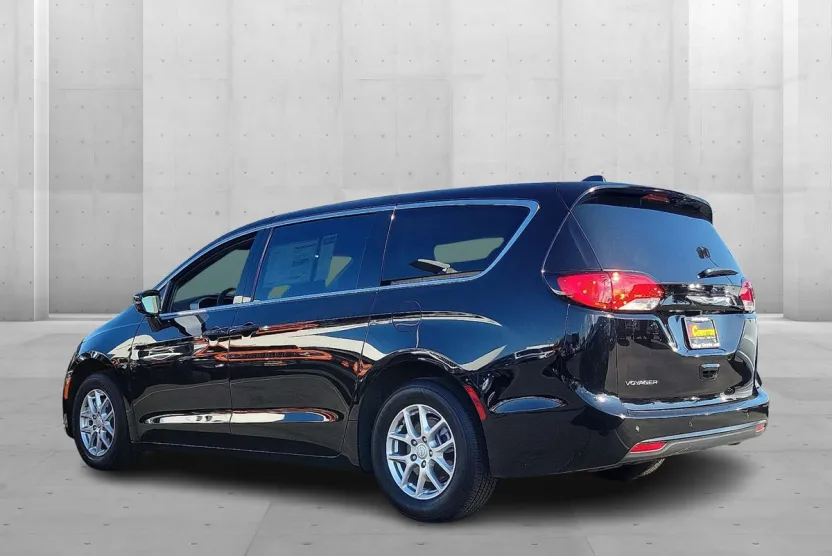 2025 Chrysler Voyager LX photo 1