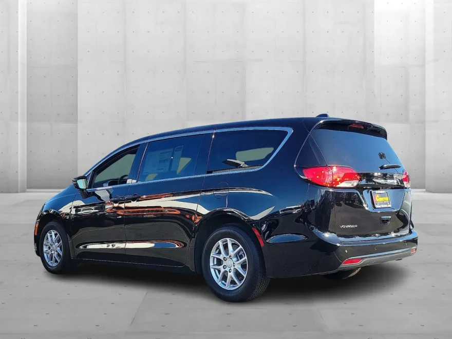 2025 Chrysler Voyager LX photo 1