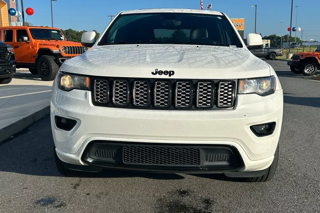 2018 Jeep Grand Cherokee Altitude photo 1