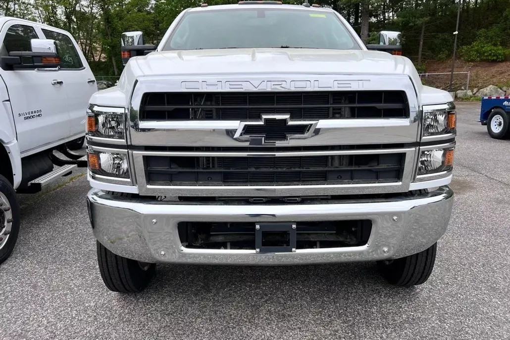 2024 Chevrolet Silverado 5500HD LT photo 1
