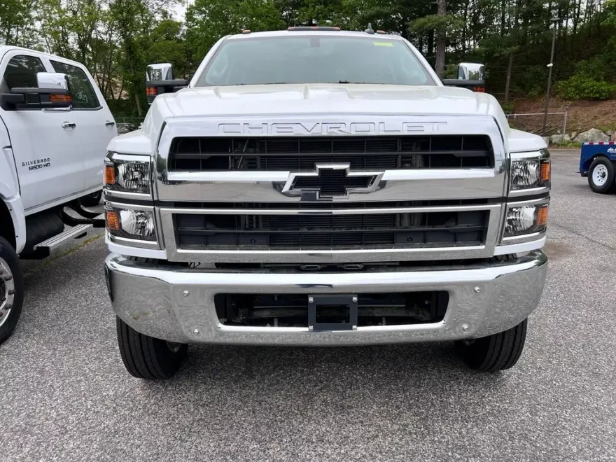 2024 Chevrolet Silverado 5500HD LT photo 1