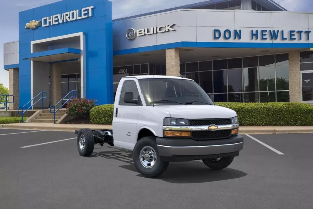 2025 Chevrolet Express Cutaway 3500 Base photo 1