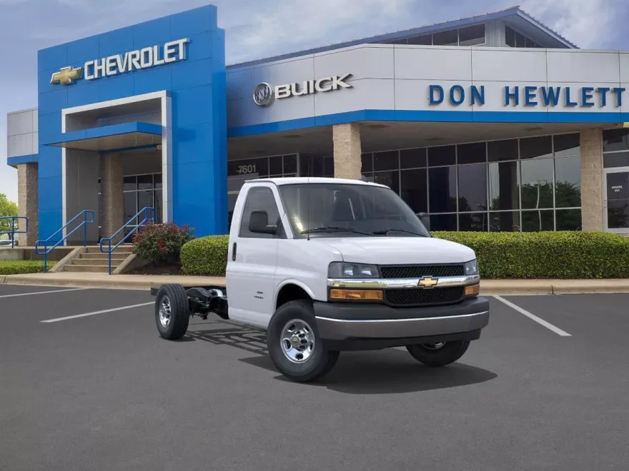 2025 Chevrolet Express Cutaway 3500 Base photo 1