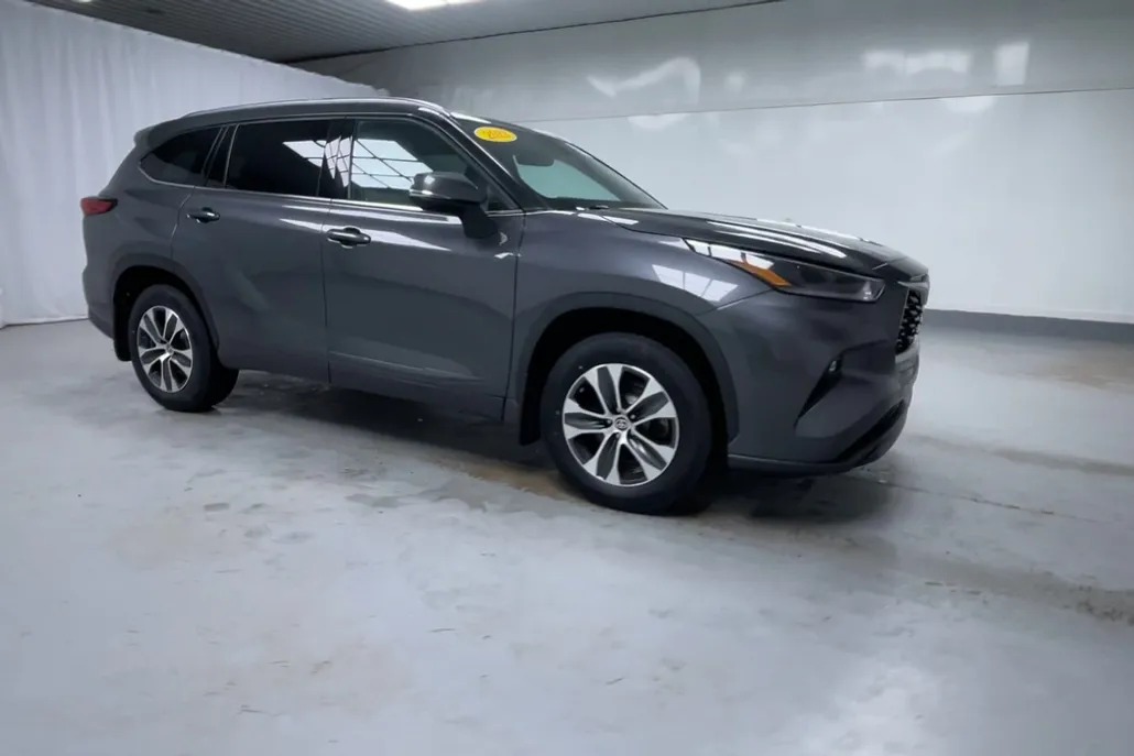 2021 Toyota Highlander XLE photo 1