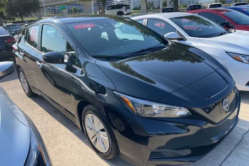 2023 Nissan Leaf S photo 1
